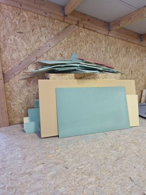un ordinateur portable posé sur une table dans une pièce