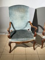 Paire de fauteuils à grand dossier plat cintré en noyer moul… (photo 2)