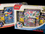deux boîtes de jouets Pokémon exposées dans un magasin