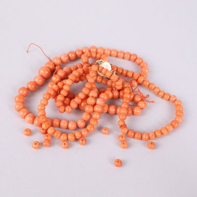 un collier et un bracelet en perles orange, avec un fermoir doré