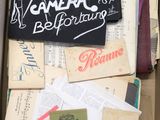 une boîte en carton remplie de nombreux types de papiers différents
