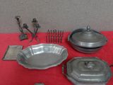 une nappe rouge sur laquelle sont disposés plusieurs objets en argent