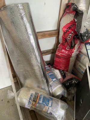 un tas de matériaux de construction posé sur une échelle
