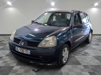 la photo d'une voiture bleue garée dans un garage