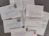 une pile de lettres posée sur le réfrigérateur