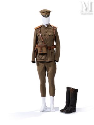 une image représentant un mannequin vêtu d'un uniforme militaire et de bottes