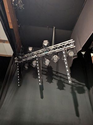 many lights that are hanging from the ceiling in the room