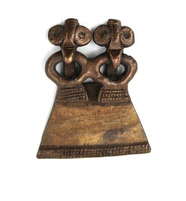 Pendentif représentant deux personnages (jumeaux) surmontant…