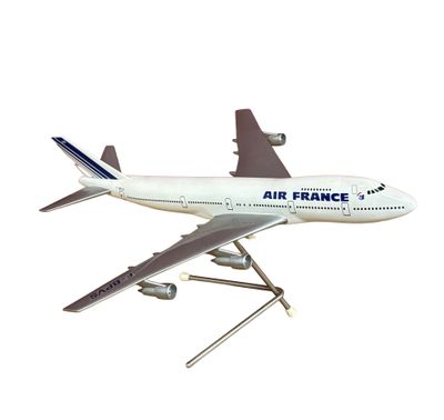 une maquette d'avion d'Air France posée sur un socle