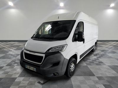 la photo d'une camionnette blanche garée dans une pièce