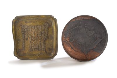 une vieille pièce de monnaie en bronze et une petite boîte en bronze