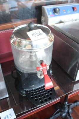 une machine posée sur une table dans un magasin