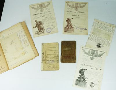 quelques vieux papiers sont posés sur une table