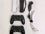 plusieurs manettes de jeux vidéo posées les unes à côté des autres sur une table