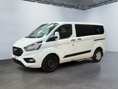 La camionnette blanche est garée dans la grande salle du bâtiment.