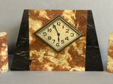 trois blocs de marbre sur lesquels est gravée une horloge