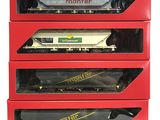 trois boîtes rouges surmontées d'un train, empilées les unes sur les autres
