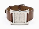 une image d'un gros plan d'une montre-bracelet sur un fond blanc