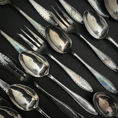 toutes ces cuillères qui sont sur la table