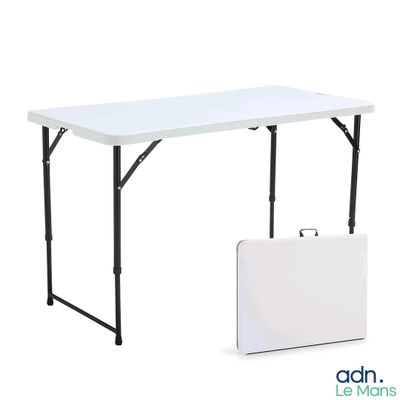 La table est blanche, avec des pieds noirs, et il y a une valise dessus.
