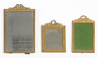 trois miroirs à cadre doré accrochés à un mur blanc, sur un fond vert et blanc