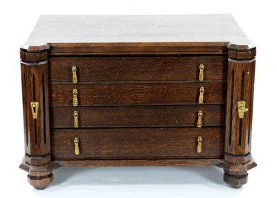 une image d'une commode en bois avec un plateau en marbre