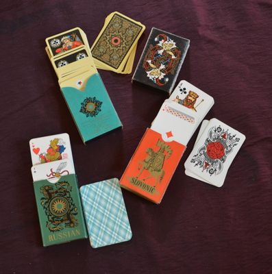 Quatre jeux : RUSSIAN 52/52 + 2 joker ; SLOVONIC 52/52 + 2jo…