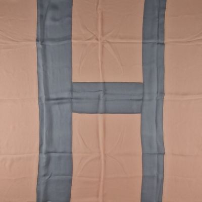 an image of a flag with a h on it