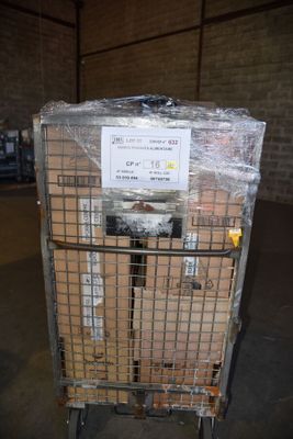 un chariot rempli de cartons, surmonté d'une pancarte