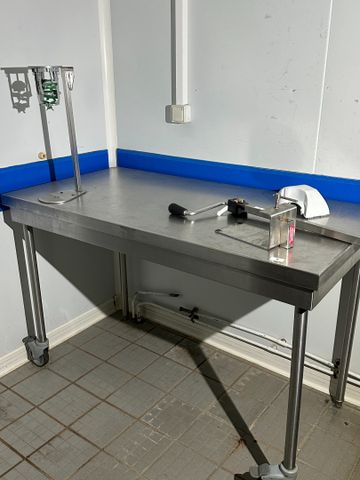Table inox sur roulettes 140x70 (un support vissé sur la table)