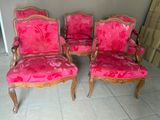 trois chaises avec un revêtement rose, un revêtement rose, un revêtement rose, un revêtement rose, un revêtement rose, un revêtement rose, un revêtement rose, un revêtement rose