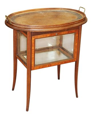 une photo d'une table en bois avec un plateau en verre