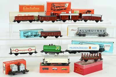 de nombreux petits trains exposés sur une étagère