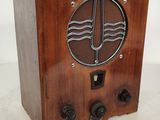 une radio à l'ancienne posée sur une table blanche