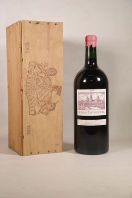 une bouteille de vin posée à côté d'une caisse en bois