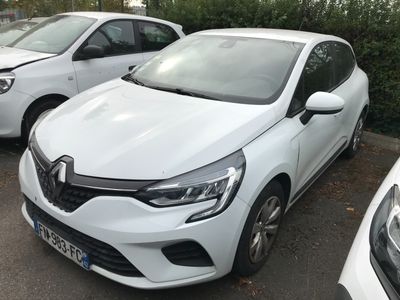 deux voitures garées l'une à côté de l'autre dans un parking