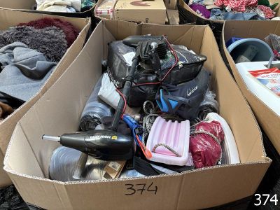 de nombreuses boîtes de chaussures et d'autres objets empilées les unes sur les autres