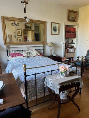 une chambre avec un lit et une chaise
