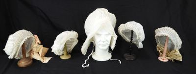 Plusieurs types de chapeaux sont exposés sur une tête de mannequin