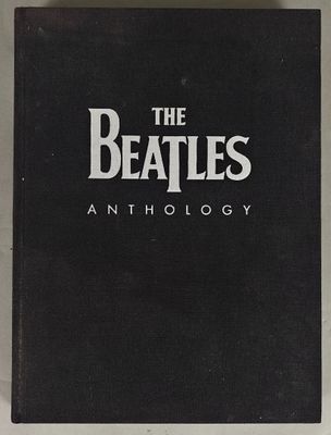 le livre « The Beatles Anthology » avec une couverture noire et des lettres blanches