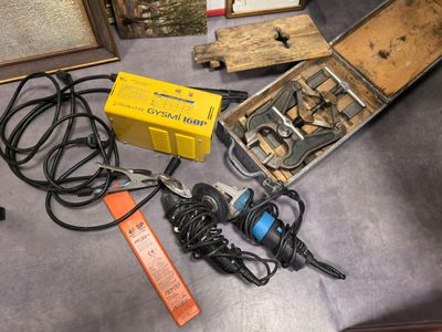 beaucoup d'appareils électriques sur la table