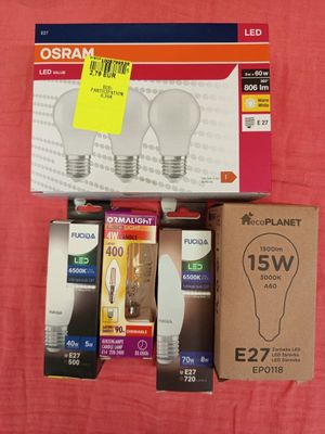 tout un tas d'ampoules posées sur la table