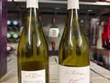 deux bouteilles de vin posées sur une table dans un magasin
