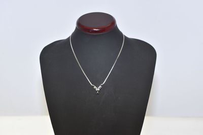 COLLIER en or blanc, diamants et pierres bleues.