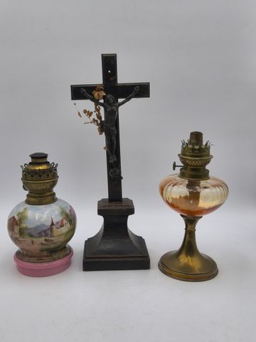 Christ sur sa croix en bois et deux lampes à pétrole dont une rés...