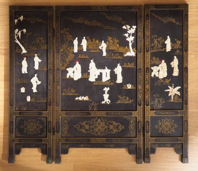 Chine, XXe siècle, Paravent à trois feuilles en laque noire …