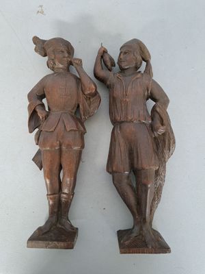 Paire de sujets évoquant la chasse et la pêche en bois sculp…