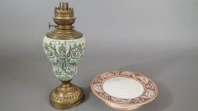 Ensemble en faïence fine comprenant une lampe à pétrôle à dé…