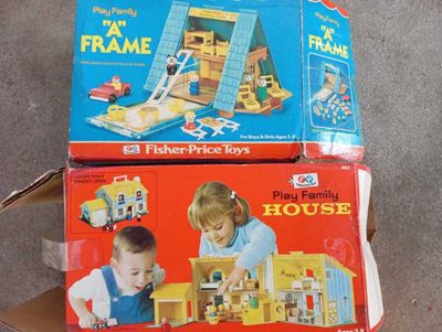 deux boîtes de jouets posées par terre l'une à côté de l'autre