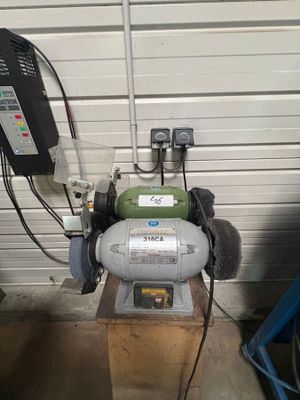 une machine posée sur une table dans un garage